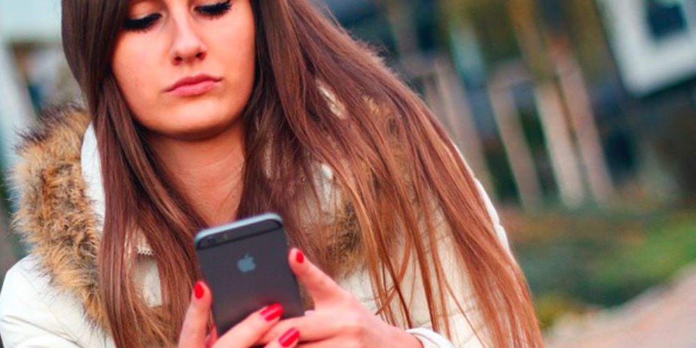 Los jóvenes que pasan más tiempo enganchados al móvil son más infelices